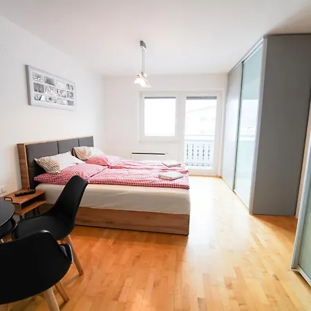 Schlafgut Kuessler - 70m Vom Express Apartment